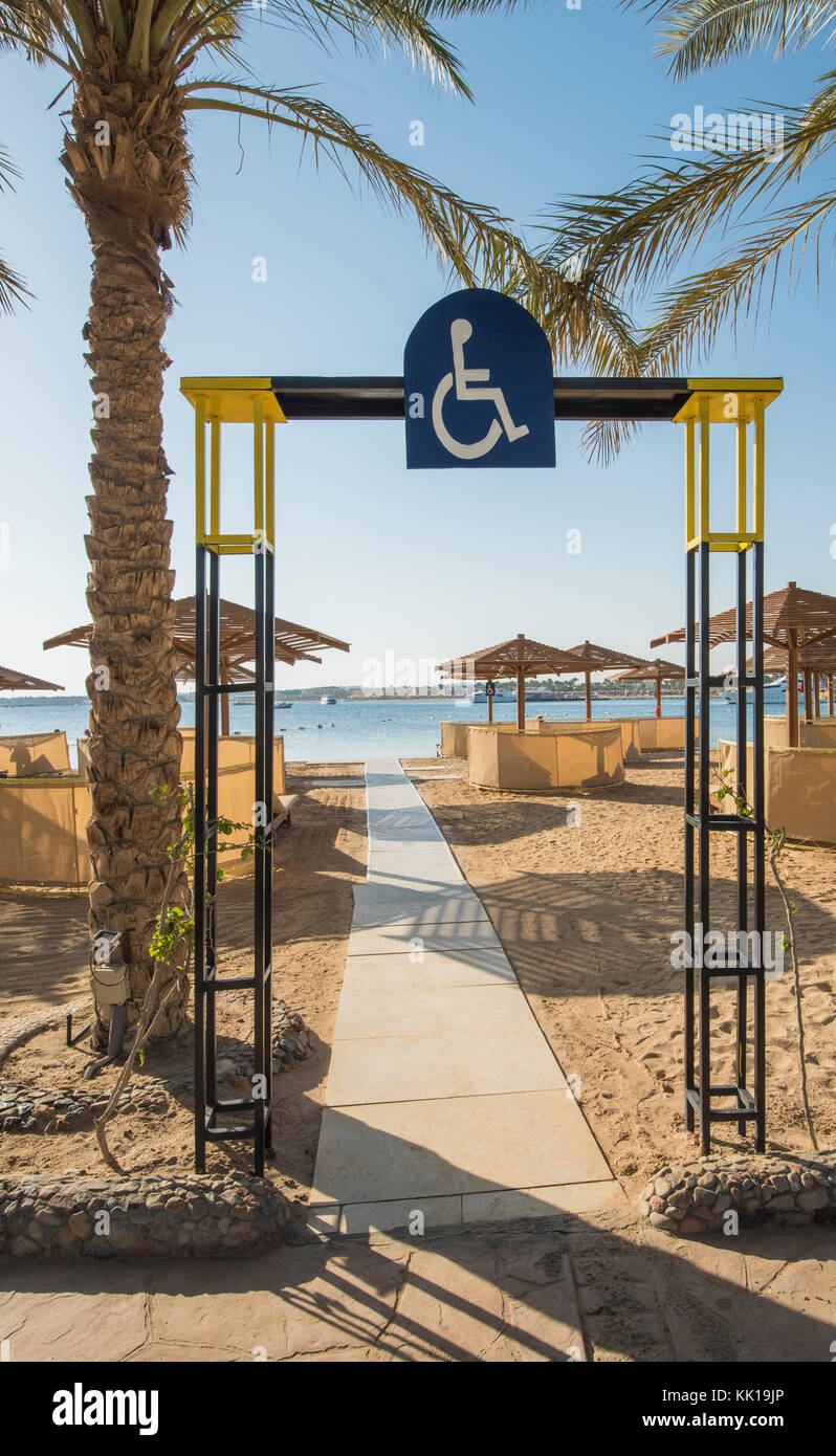 Vista del paesaggio di una spiaggia di sabbia con accesso per disabili e lettini a lusso tropicale hotel resort Foto Stock
