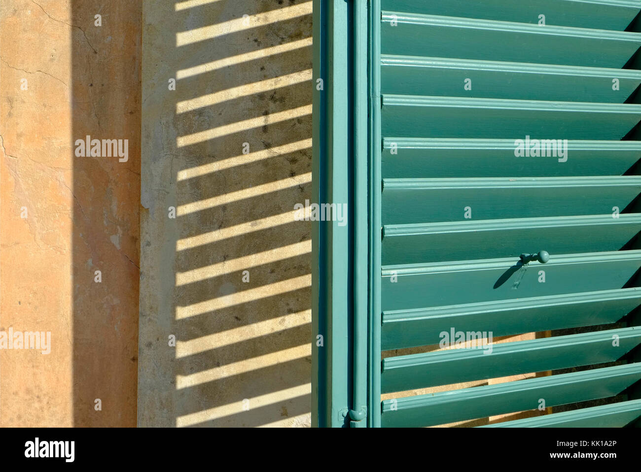 Verniciato di verde con otturatore ombra sul muro di casa, Firenze, Italia Foto Stock