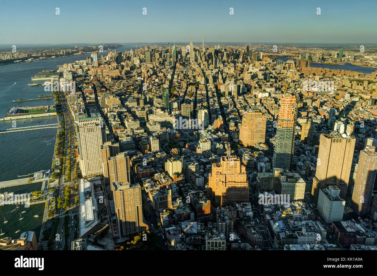 Foto scattata a New York STATI UNITI D'AMERICA, Agosto 2017: New York Vista dello Skyline di Manhattan tramonto dal World Trade Center Freedom Tower Foto Stock