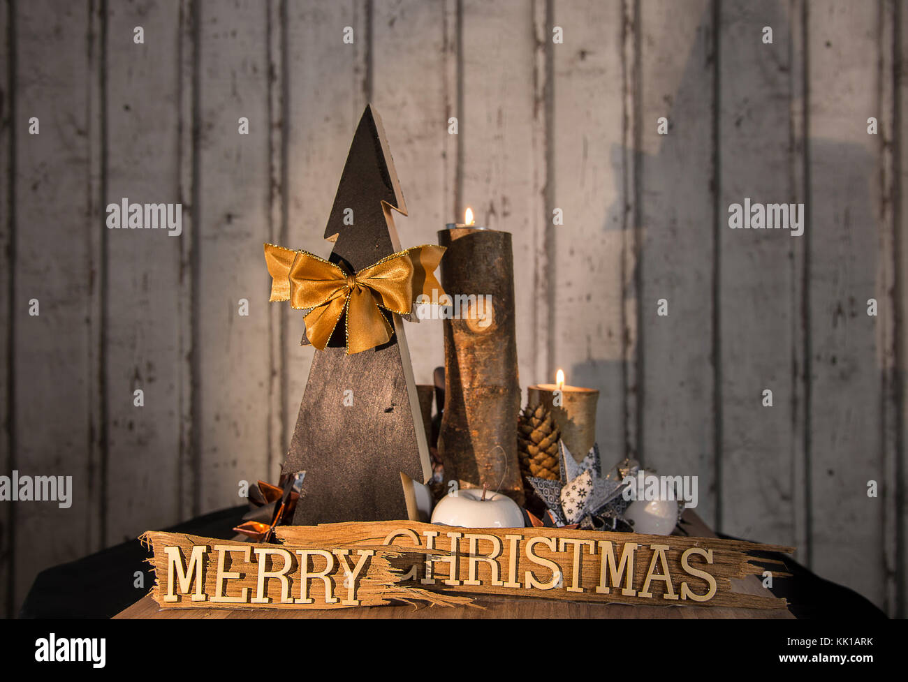 Decorazione in colori di rame, bronzo, nero e testo: Buon Natale Foto Stock