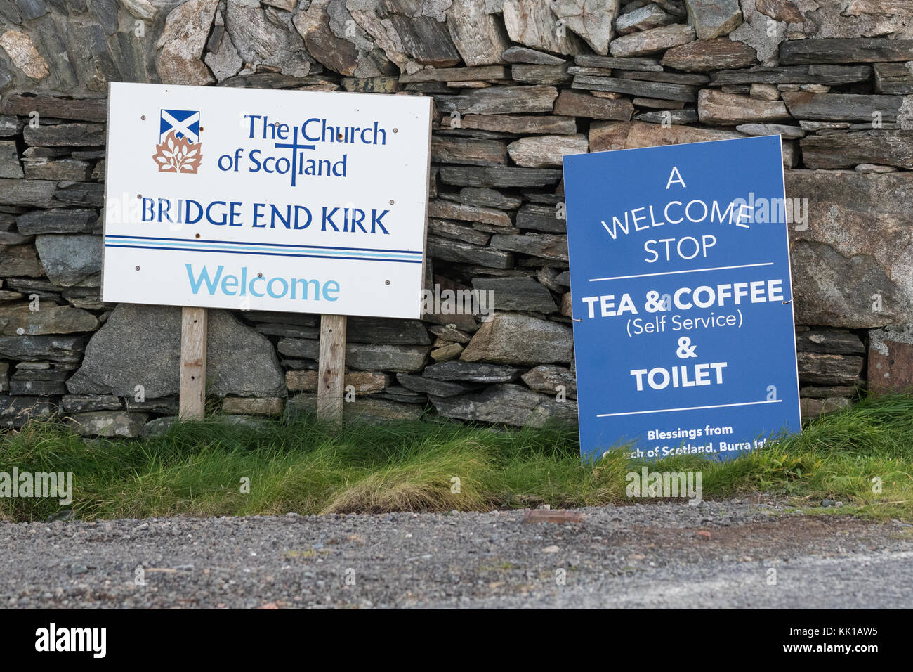 Bridge End Kirk, Burra, Shetland Islands - cartello "A welcome stop" sul lato della strada che offre rinfreschi e servizi igienici Foto Stock