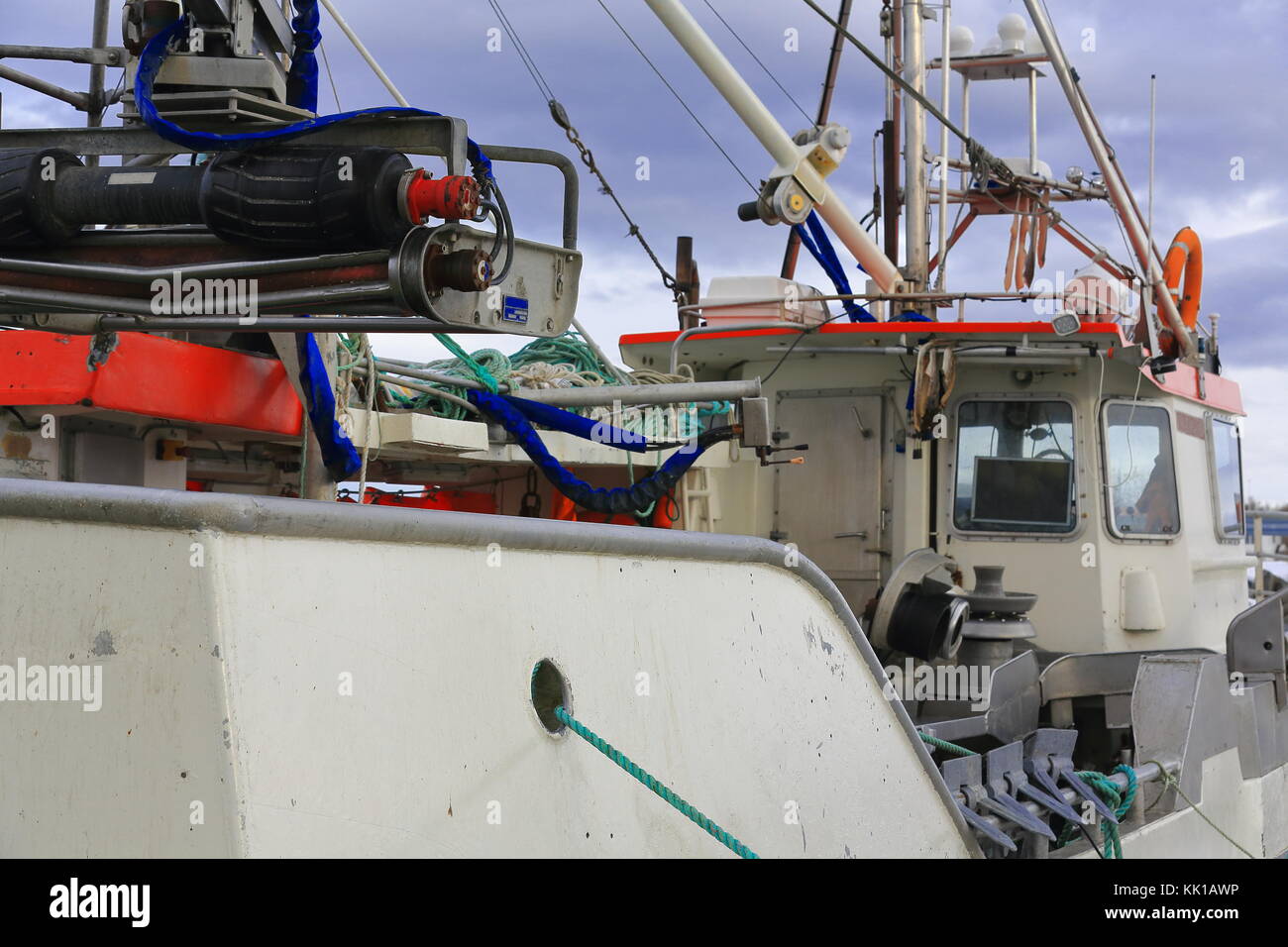 Completamente truccate in acciaio moderne barche da pesca ormeggiate nel porto di pesca dopo lo sbarco delle catture e in attesa di lasciare in una nuova spedizione di pesca. laukvi Foto Stock