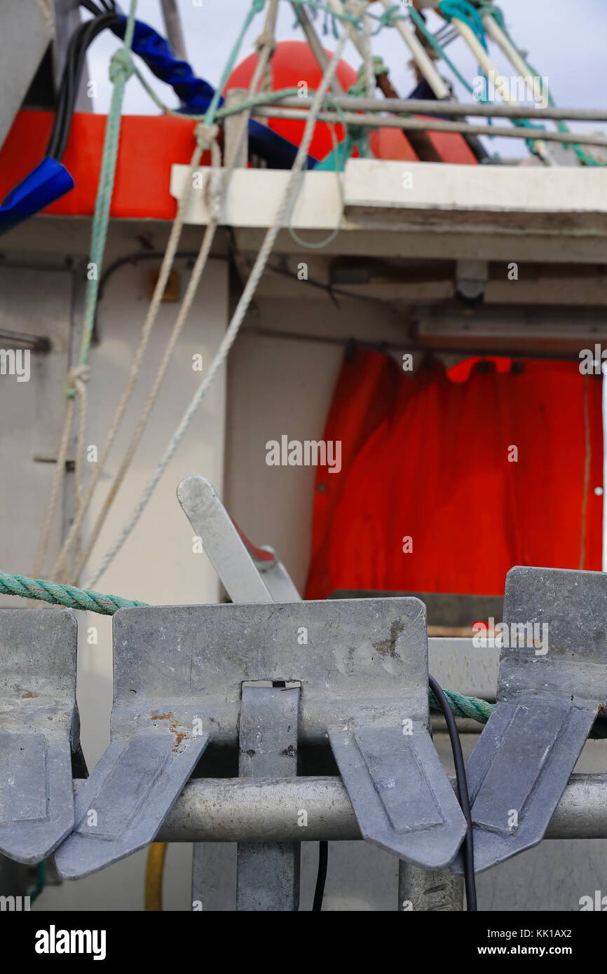 Completamente truccate in acciaio moderne barche da pesca ormeggiate nel porto di pesca dopo lo sbarco delle catture e in attesa di lasciare in una nuova spedizione di pesca. laukvi Foto Stock