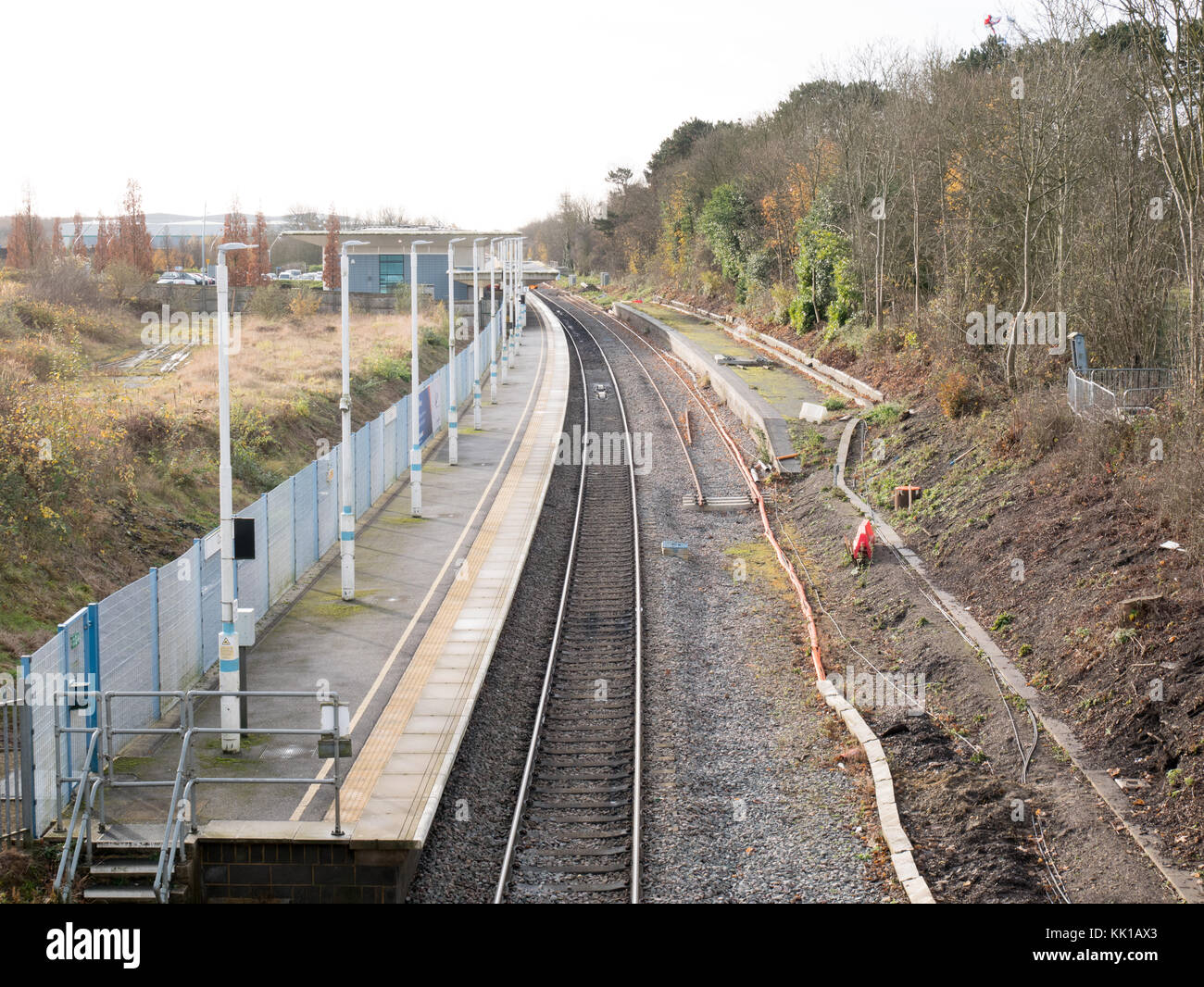 La piattaforma dell'East Midland rail station a Corby, Inghilterra. Foto Stock