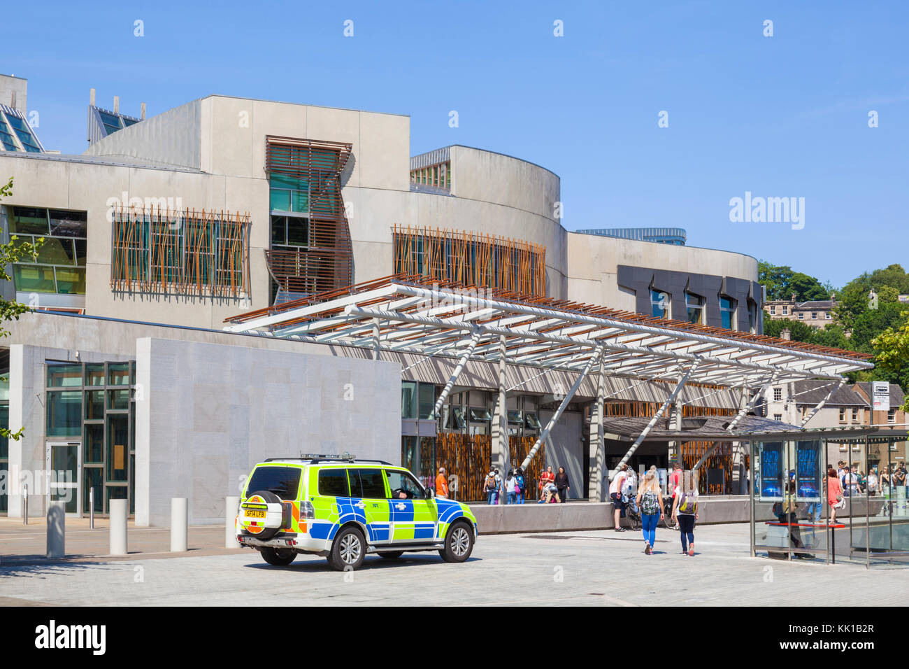 Edificio del Parlamento scozzese di Edimburgo Edimburgo in Scozia auto della polizia edificio del parlamento scozzese di Edimburgo holyrood edinburgh Scotland Regno Unito GB Europa Foto Stock