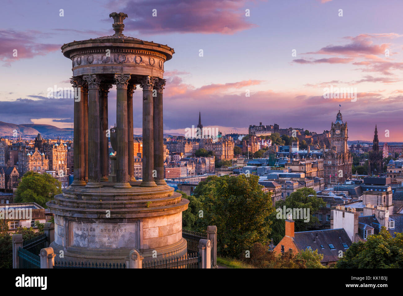 Calton Hill Edimburgo Scozia Edimburgo Dugald Stewart Monument centro città e skyline di Edimburgo Calton Hill Edimburgo Midlothian Scozia Regno Unito GB Foto Stock