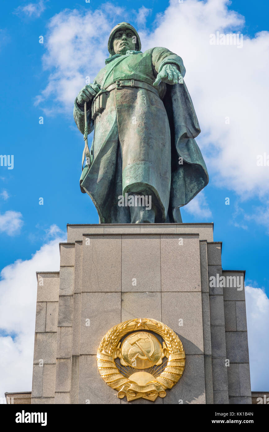 Monumento alla guerra sovietica di Berlino, vista della statua di un soldato dell'esercito rosso nel monumento alla guerra sovietica nel Tiergarten, Berlino, Germania. Foto Stock