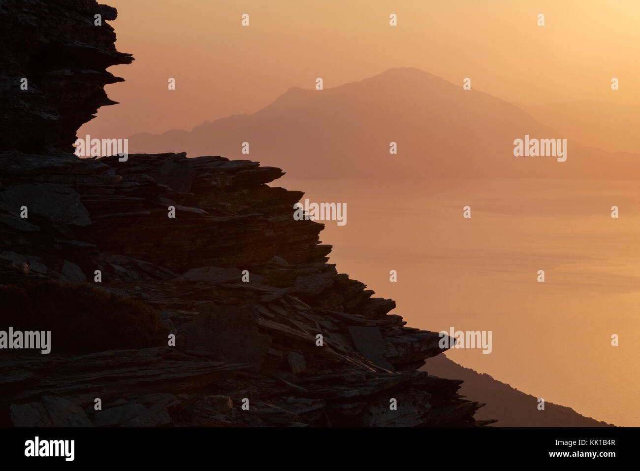 Il mare Icarian, parte del mare Egeo, visto da di Ikaria, Grecia, guardando verso Samos e Fourni in distanza. Foto Stock