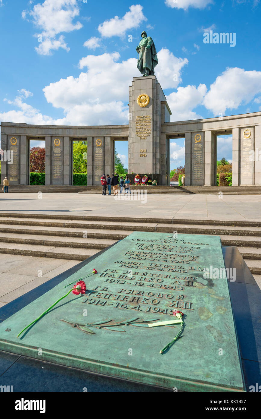 Soviet War Memorial, vista di una tomba inscritta e la statua di un soldato dell'Armata Rossa nel Monumento della Guerra Sovietica nel Tiergarten, Berlino, Germania. Foto Stock