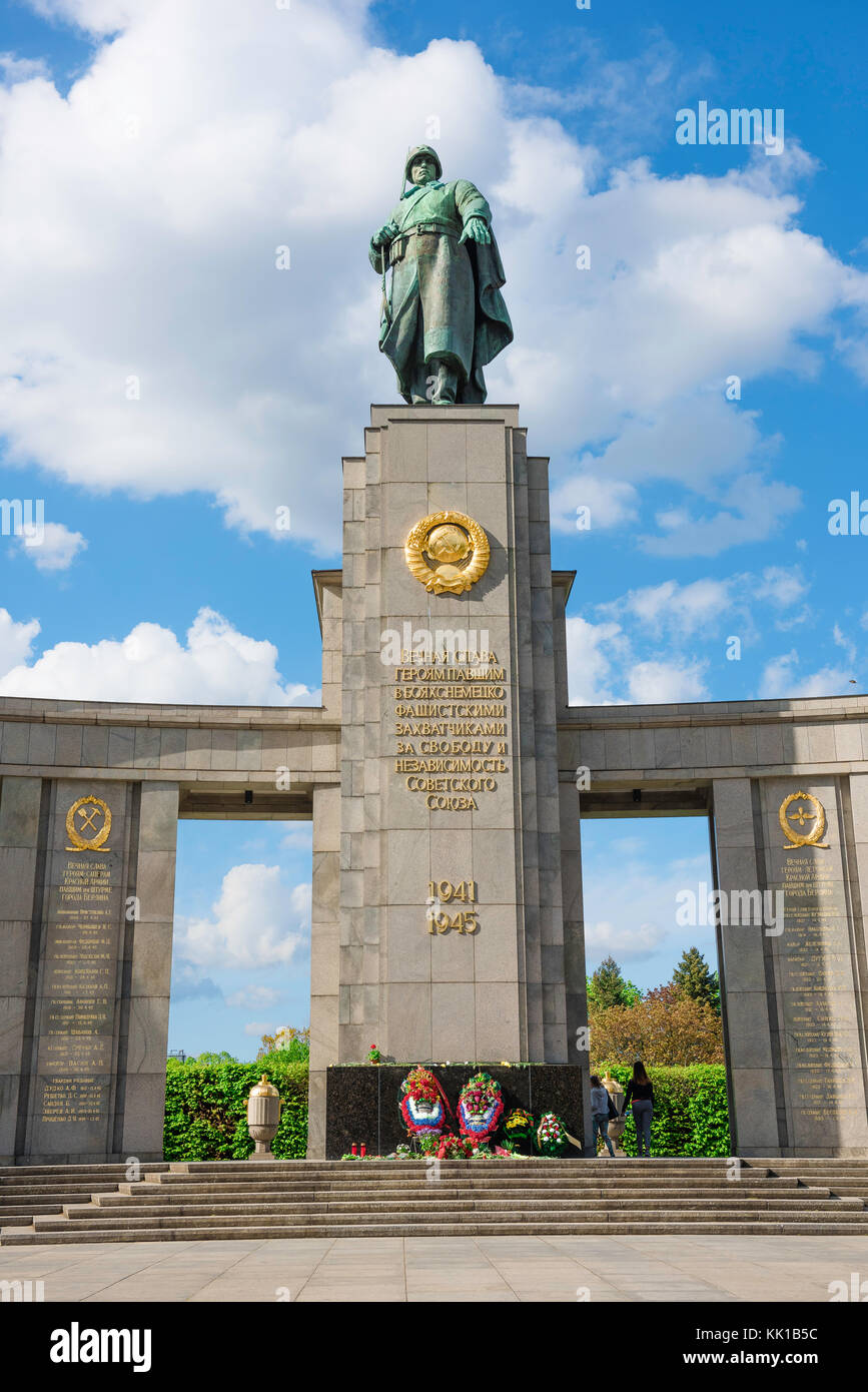 Soviet War Memorial Berlino, vista della statua di un soldato dell'esercito rosso che forma il pezzo centrale del Monumento alla Guerra sovietica nel Tiergarten, Berlino Foto Stock