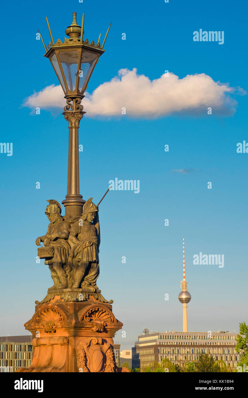 Berlino vista, un lampione ornato d'epoca sul ponte Moltke (Moltkebrucke) contrasta con la torre TV Fernsehturm sullo skyline della città, in Germania Foto Stock