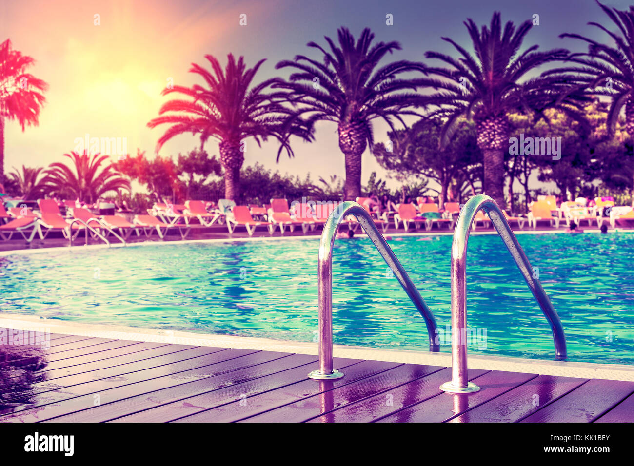 Concetto di estate esotica piscina in hotel con Palm tree.Sole e caldo giorno.Il tramonto in un pool.estate sfondo. Foto Stock