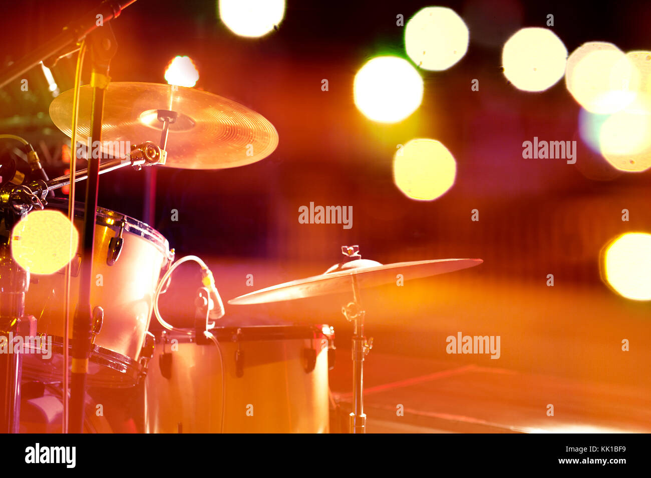 Musica dal vivo sfondo.tamburo sul palco e luci da concerto Foto Stock