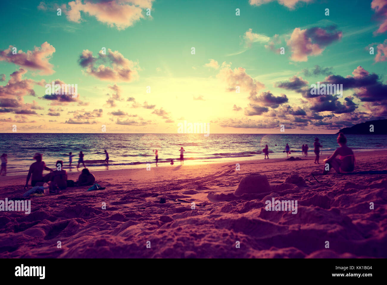 Tramonto sulla spiaggia paesaggio. Isola di Phuket. Viaggi in Thailandia Foto Stock