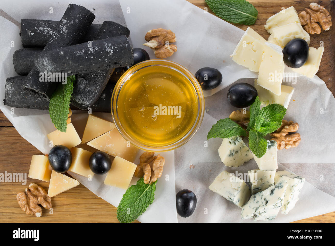 Assortito con il formaggio e le olive. Foto Stock