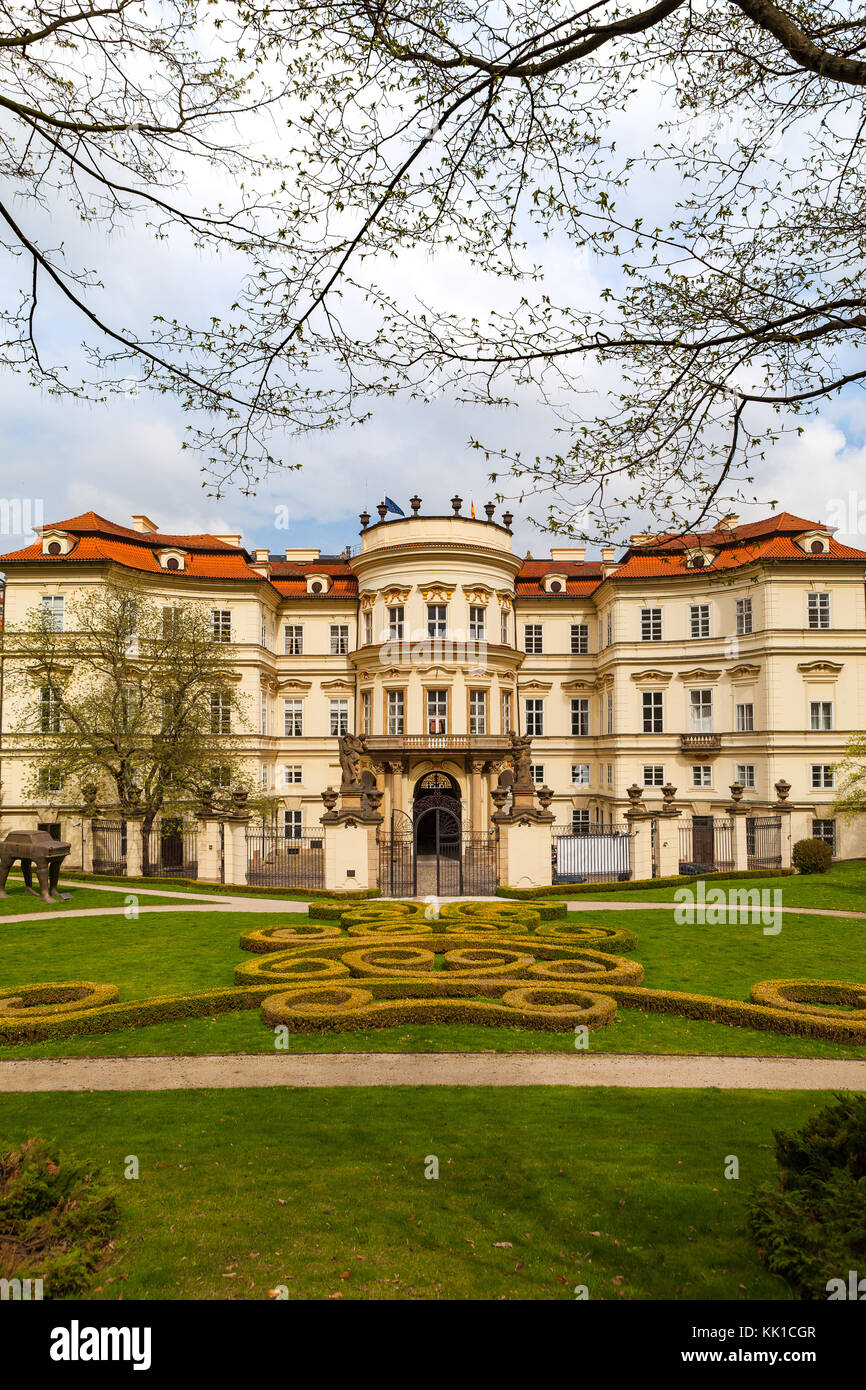 Praga, Repubblica Ceca - 09 Aprile 2017: Lobkowicz Palace e cortile interno con bella giardinaggio. Anche ambasciata tedesca. Foto Stock