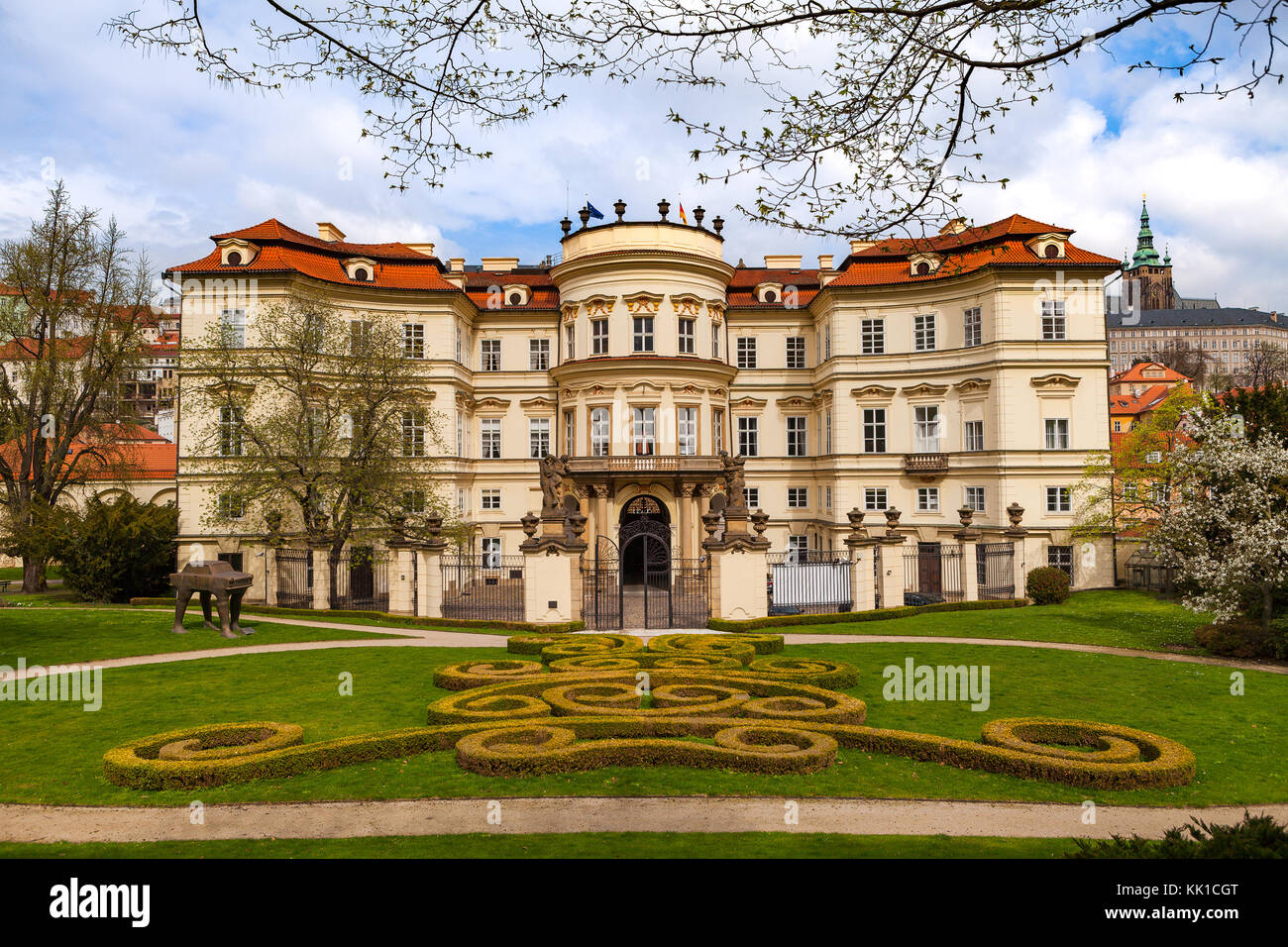 Praga, Repubblica Ceca - 09 Aprile 2017: Lobkowicz Palace e cortile interno con bella giardinaggio. Anche ambasciata tedesca. Foto Stock