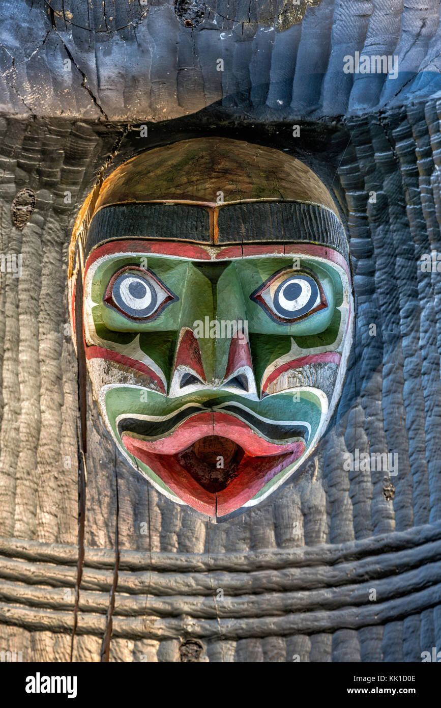 Capo collocato capovolto all'Kwakwaka wakw onorando la Pole, 1999, Thunderbird Park, Victoria, Isola di Vancouver, British Columbia, Canada Foto Stock