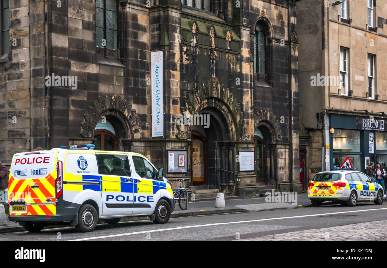 La polizia di van e auto della polizia parcheggiata su George IV Bridge, al di fuori di Sant Agostino Chiesa unita, Edimburgo, Scozia, Regno Unito Foto Stock