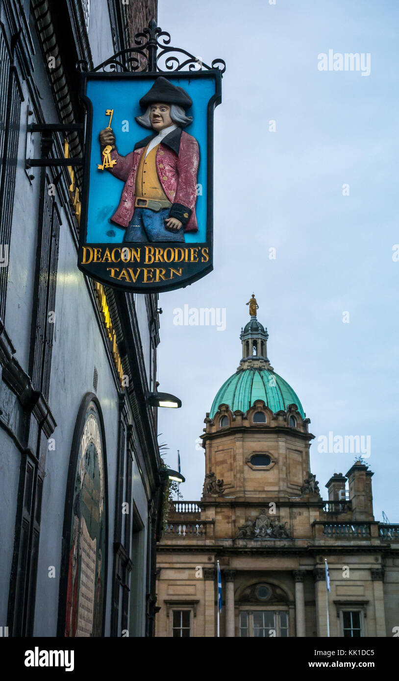 Vecchio pub segno, Deacon Brodies Tavern, Royal Mile di Edimburgo, Scozia, con cupola in rame della Scozia sede sulla Montagnola Foto Stock
