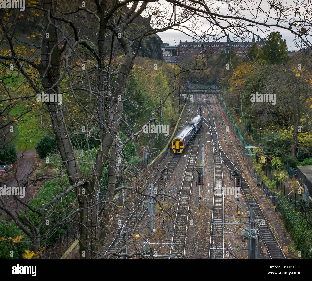ScotRail due carrozze treno in partenza dalla stazione di Waverley in Princes Street Gardens, Edimburgo, Scozia, visto da sopra con tettuccio di cavi elettrici Foto Stock