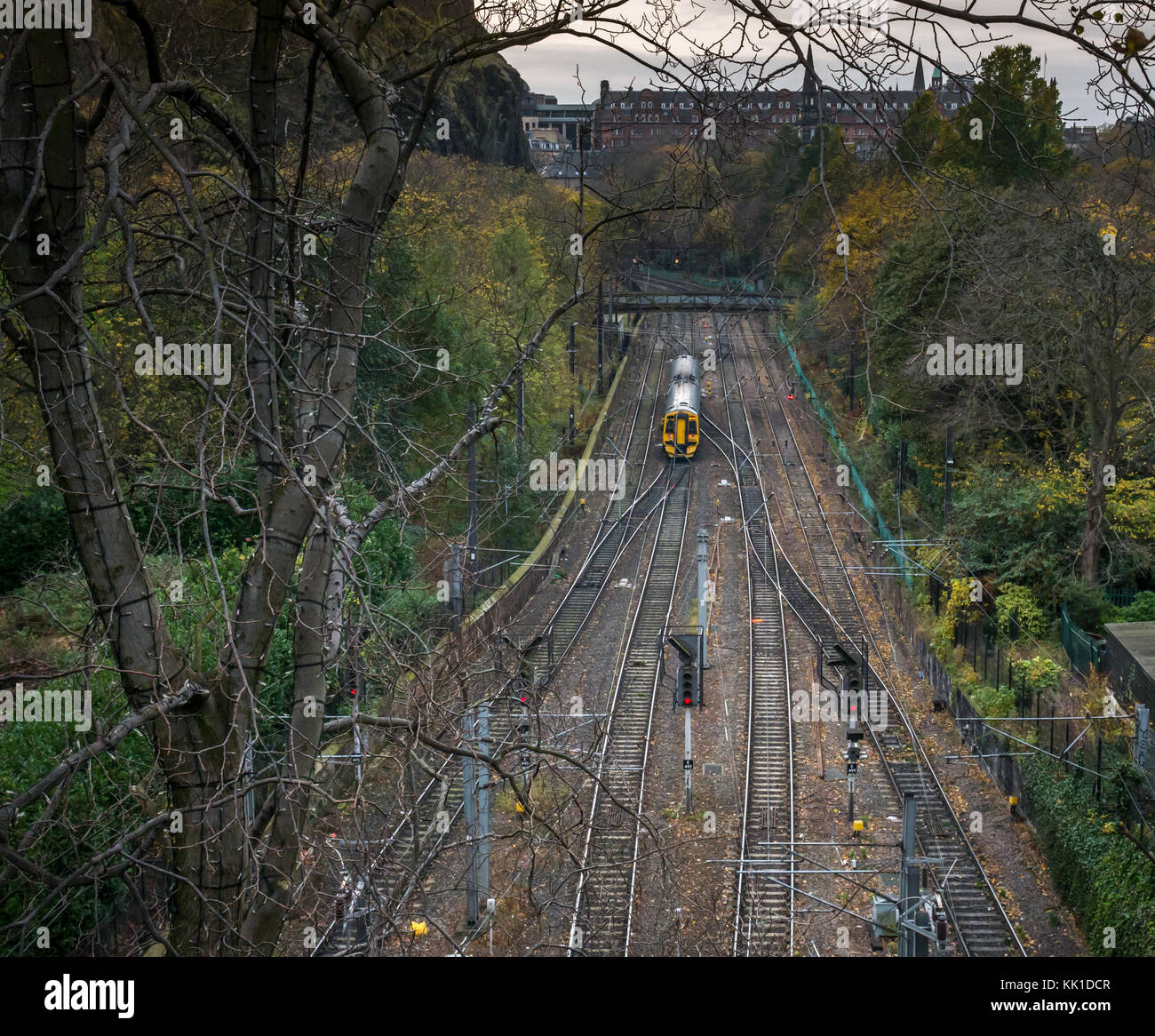 ScotRail due carrozze treno in partenza dalla stazione di Waverley in Princes Street Gardens, Edimburgo, Scozia, visto da sopra con tettuccio di cavi elettrici Foto Stock