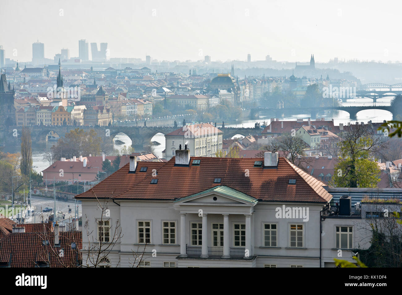 Praga, ponti sul fiume Vltava. paesaggio cittadino della capitale della Repubblica ceca. Foto Stock