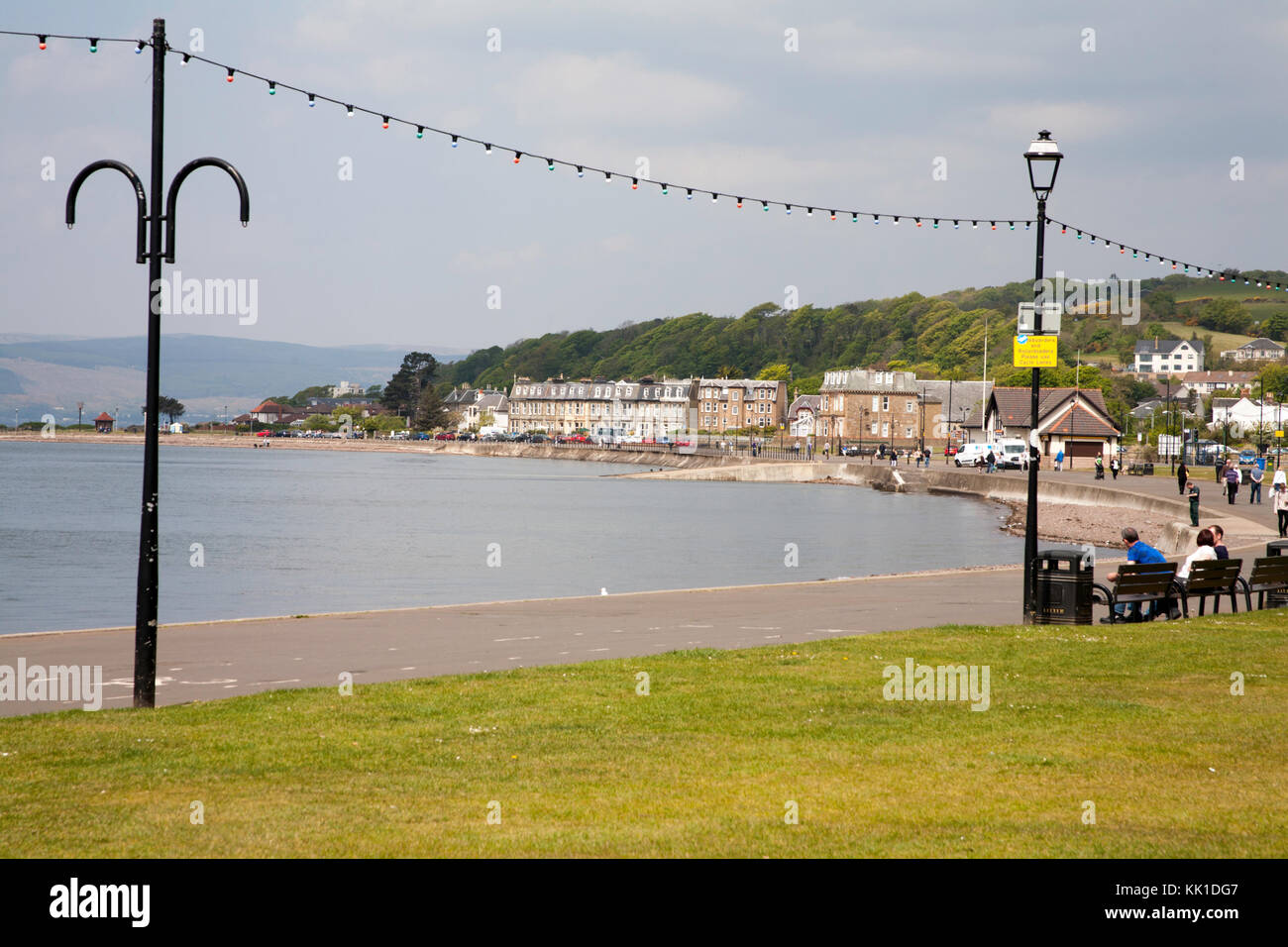 Presso la riva del mare presso la città di vacanze di largs ayshire nord sud ovest della Scozia Foto Stock