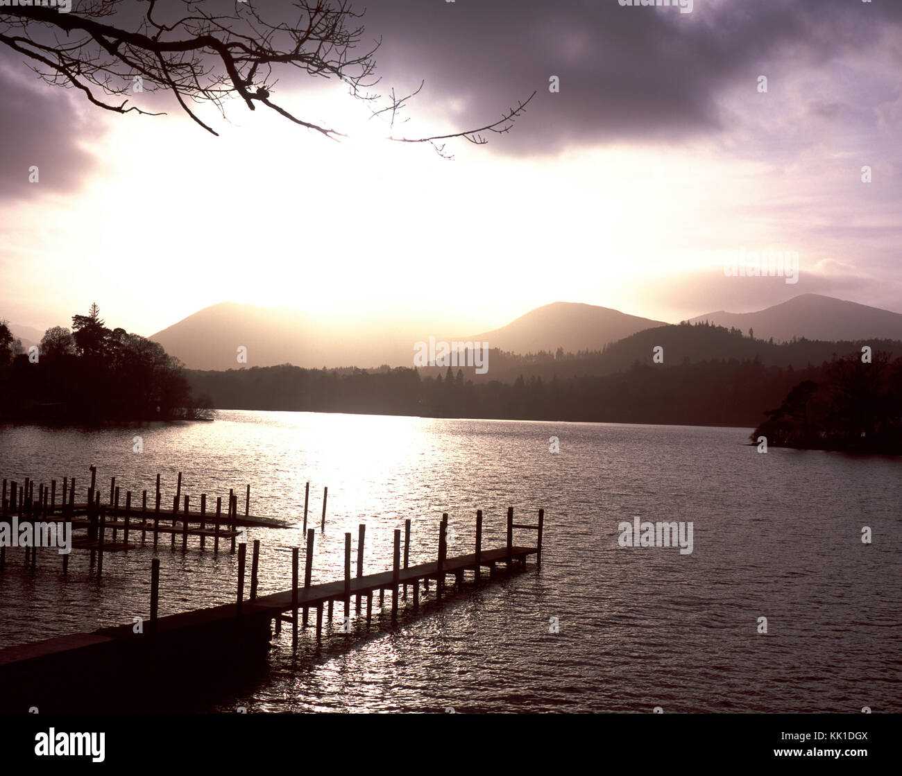 Una vista attraverso Derwent Water verso Causey Pike e Grisedale Pike Grasmoor e testa Hopegill Near Keswick Lake District Cumbria Inghilterra England Foto Stock