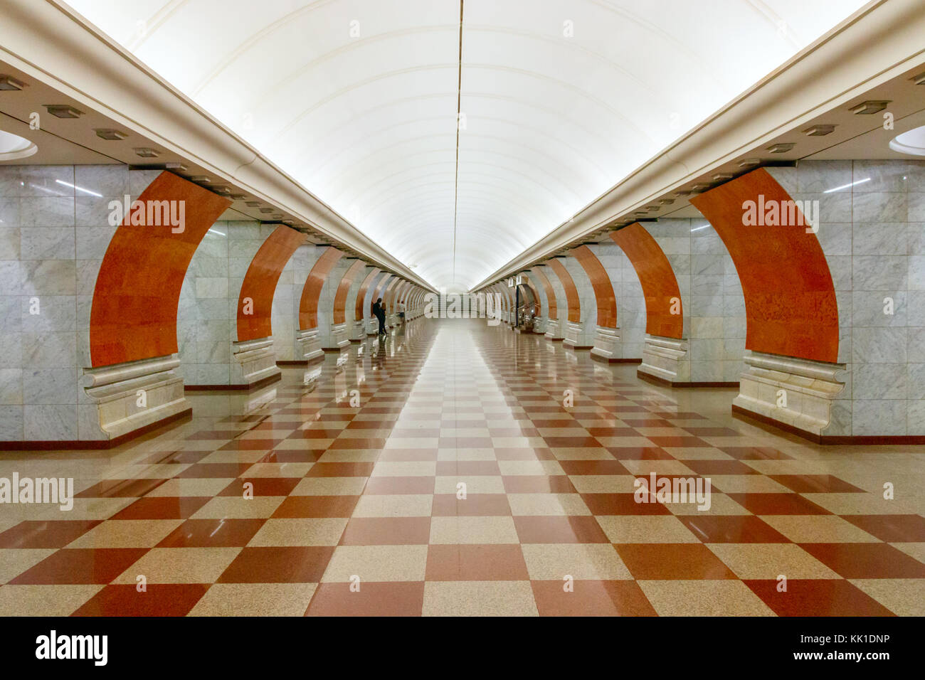 Piattaforma del Park Pobedy la stazione della metropolitana di Mosca, Russia. La metropolitana di Mosca è una delle più grandi di transito rapido di sistemi in tutto il mondo. Foto Stock