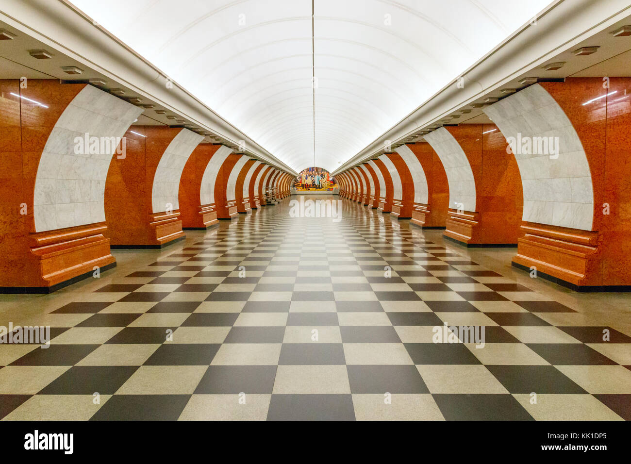 Piattaforma del Park Pobedy la stazione della metropolitana di Mosca, Russia. La metropolitana di Mosca è una delle più grandi di transito rapido di sistemi in tutto il mondo. Foto Stock