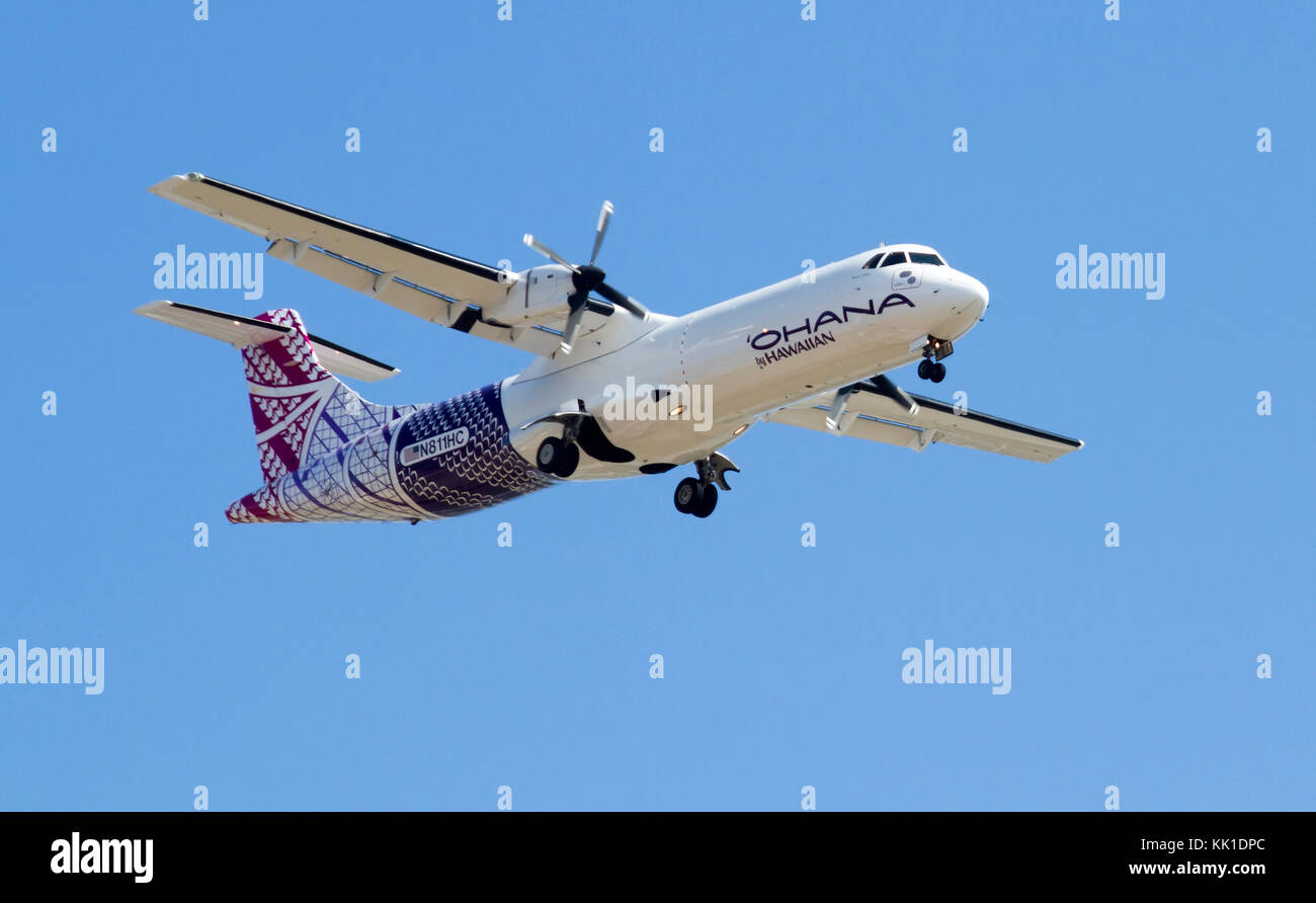 ATR 72 (Aerei da trasporto regionale) turboelica bimotore in avvicinamento all'atterraggio Foto Stock