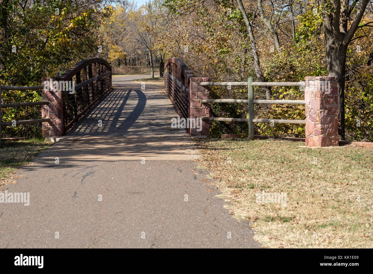 Una passerella in Bluff Creek Park di collegamento con il bluff Creek sentieri nella città di Oklahoma, Oklahoma, Stati Uniti d'America. Foto Stock