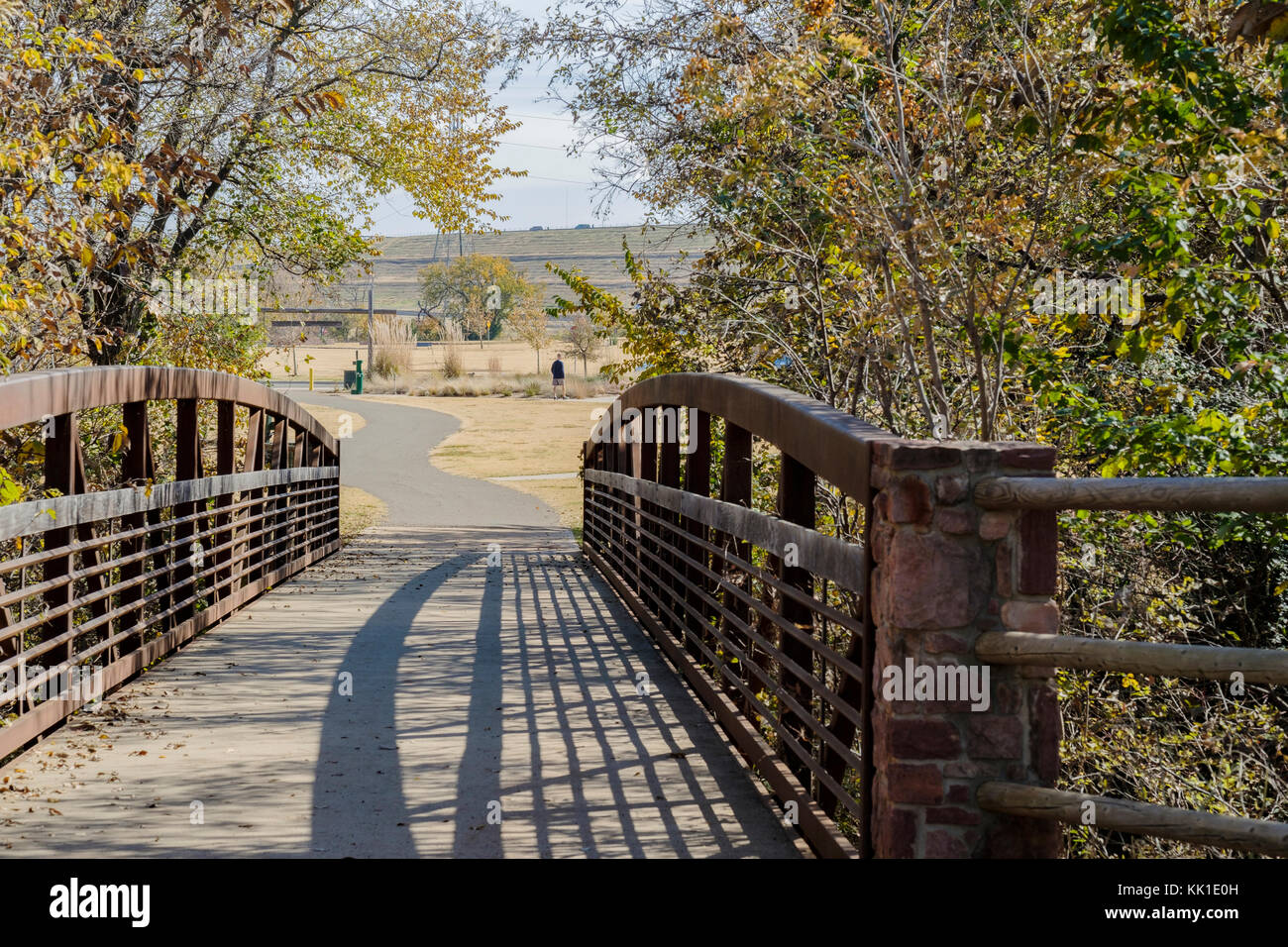 Un ponte pedonale e percorso di esercizio in Bluff Creek Trail, Bluff Creek Park, Oklahoma City, Oklahoma, Stati Uniti d'America. Foto Stock