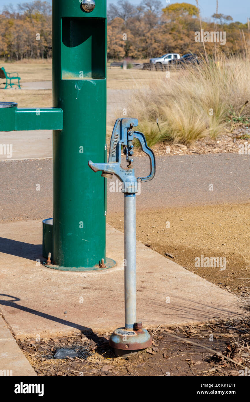 Una pompa ad acqua e fontana situata in un parco pubblico con passeggiate e piste ciclabili. Oklahoma City, Oklahoma, Stati Uniti d'America. Foto Stock