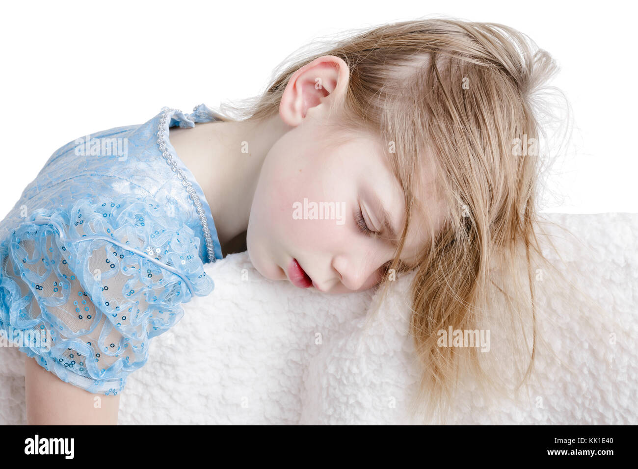 7 anni ragazza dorme nella sleeping beauty abito. Foto Stock