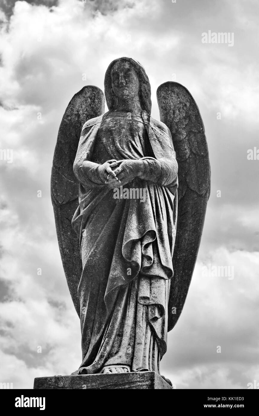 angelo femmina - 6 Female angel statue with clouds immagini e fotografie stock ad alta risoluzione - Alamy