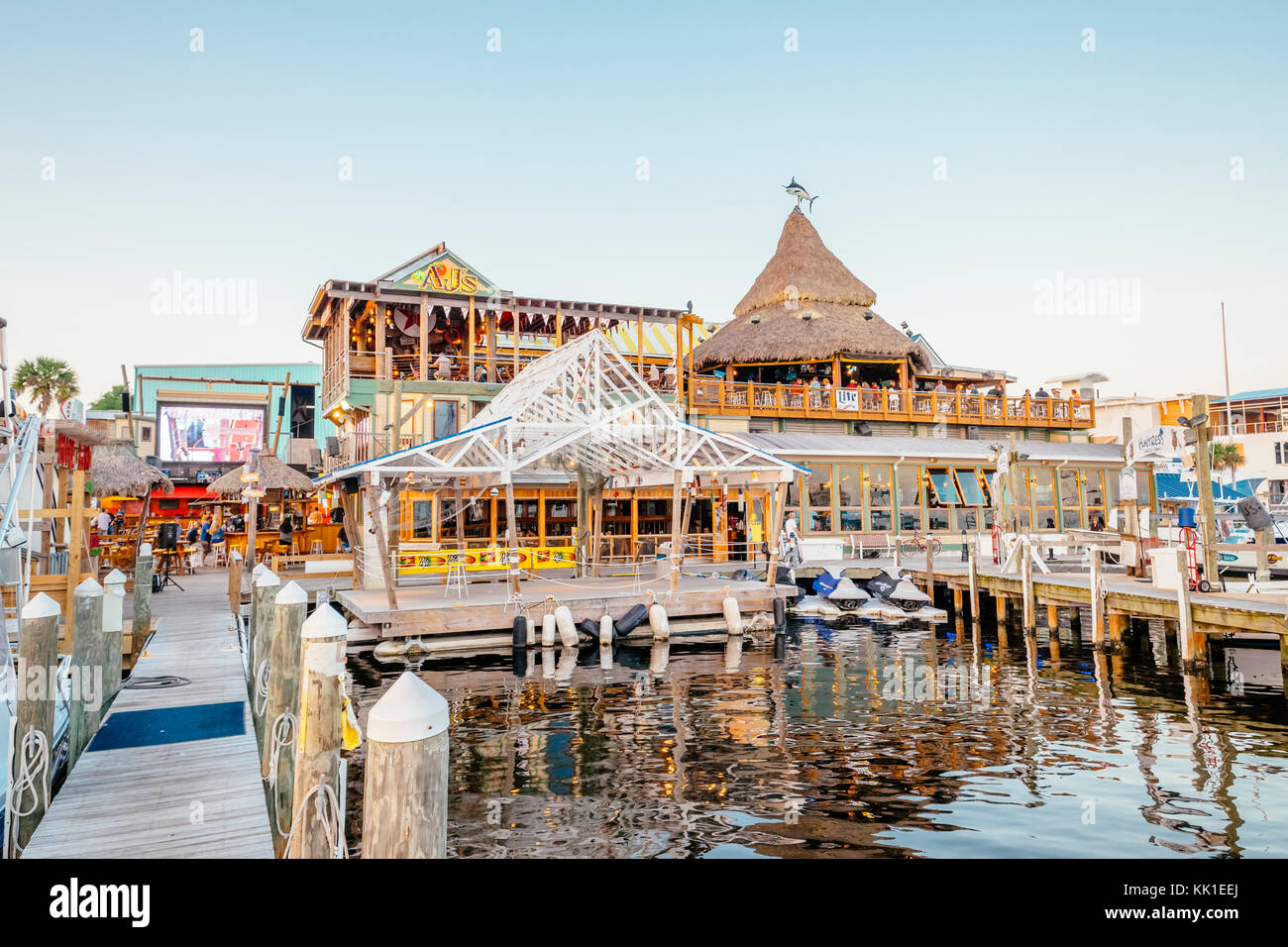 Aj's pesce e oyster bar, vista dalla barca ormeggiata al porto a piedi marina, destin florida, Stati Uniti d'America. Foto Stock