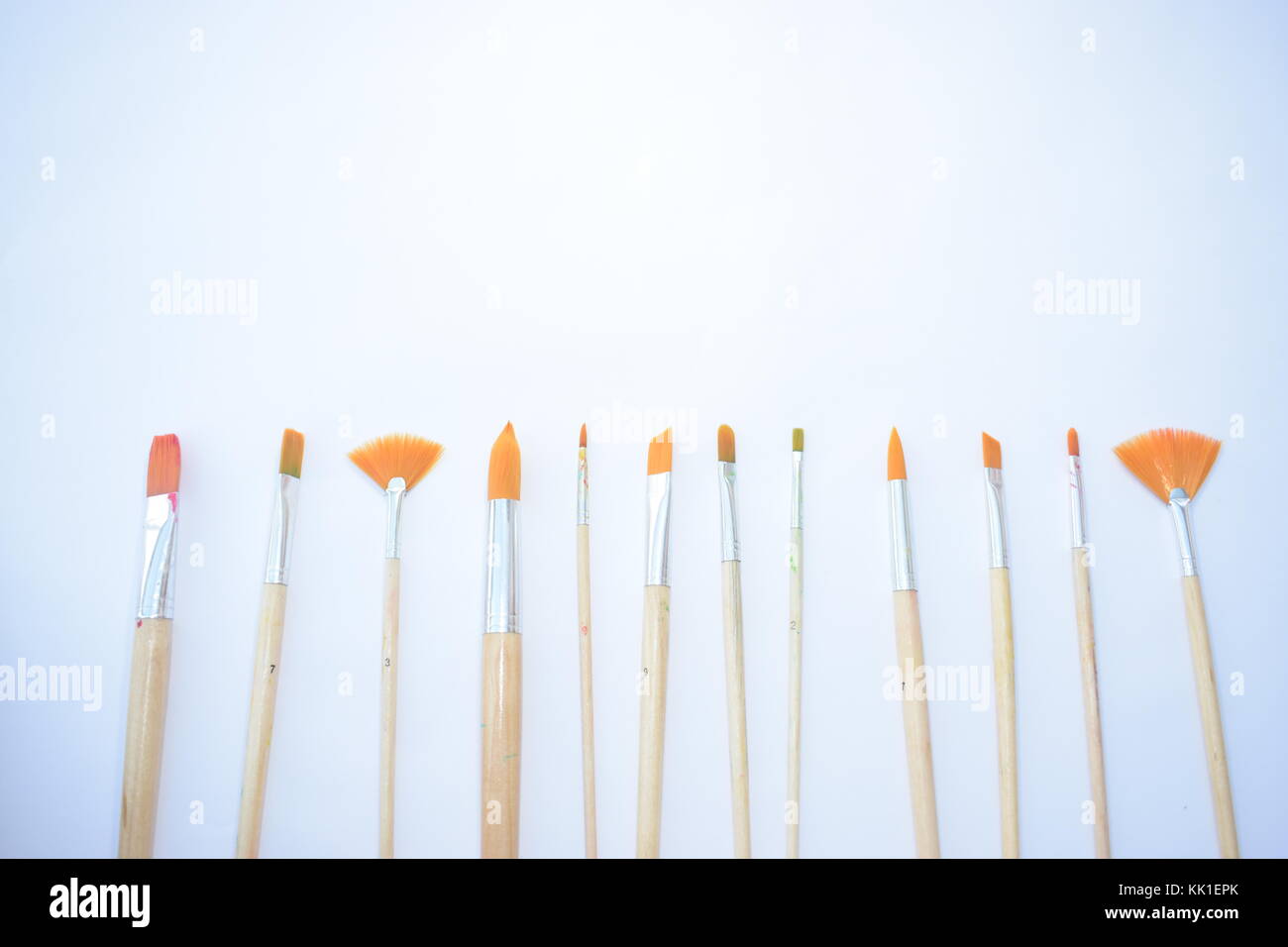 Artista pennelli per dipingere su uno sfondo semplice con spazio Foto Stock