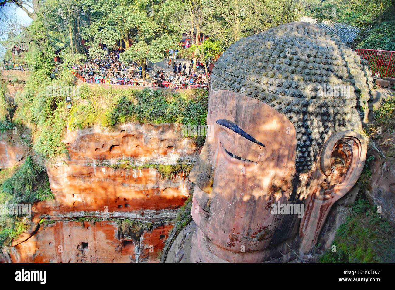 Il Buddha gigante di Leshan alla confluenza del Min e fiumi Dadu in Leshan, nella provincia di Sichuan, in Cina. Un sito Patrimonio Mondiale dell'UNESCO. Foto Stock