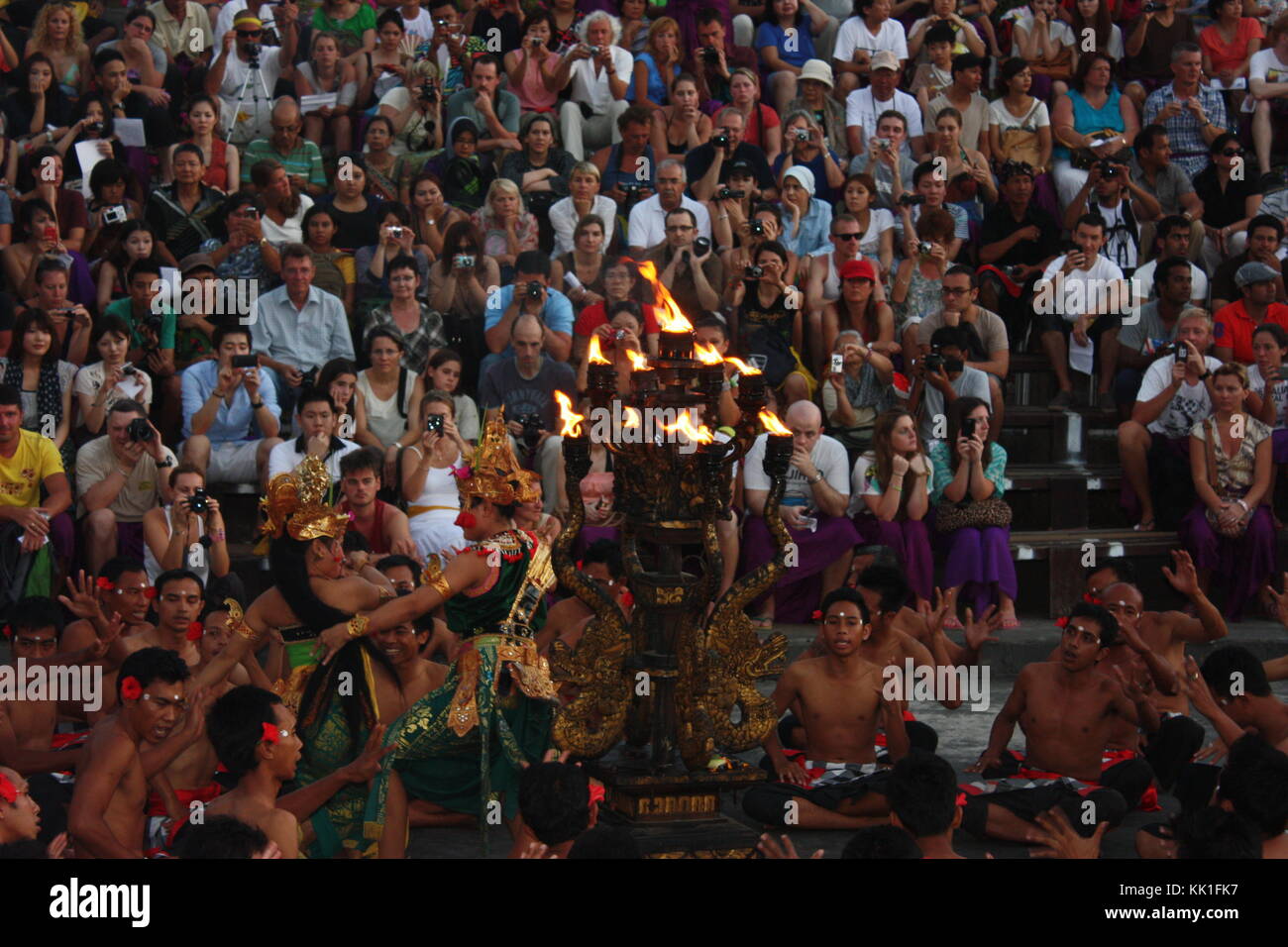 Ballerini tradizionali performing live senza strumenti in ulluwata,bali Foto Stock