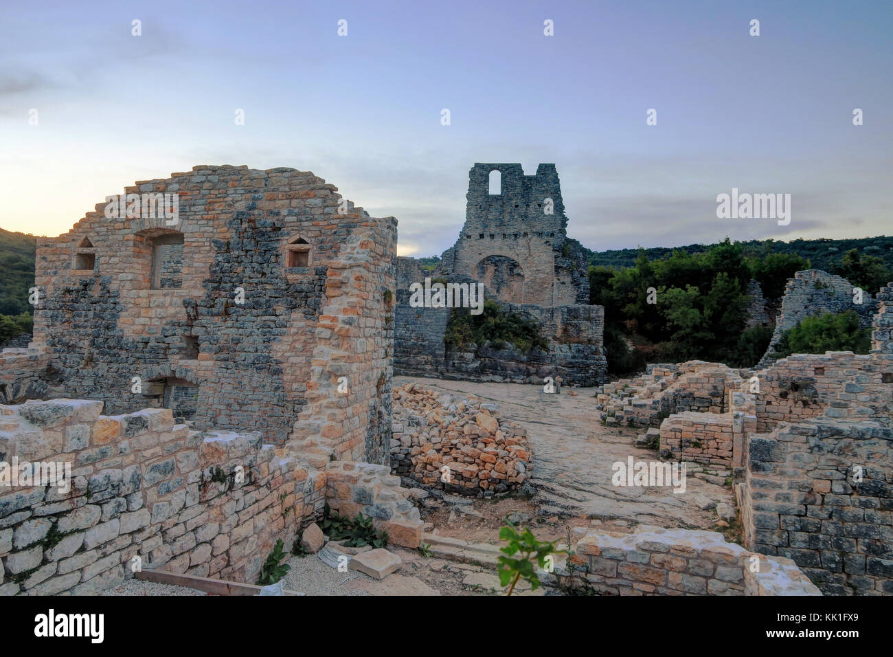 Torri e mura delle rovine di abbandonato dvigrad castello di Istria in Croazia, al crepuscolo Foto Stock