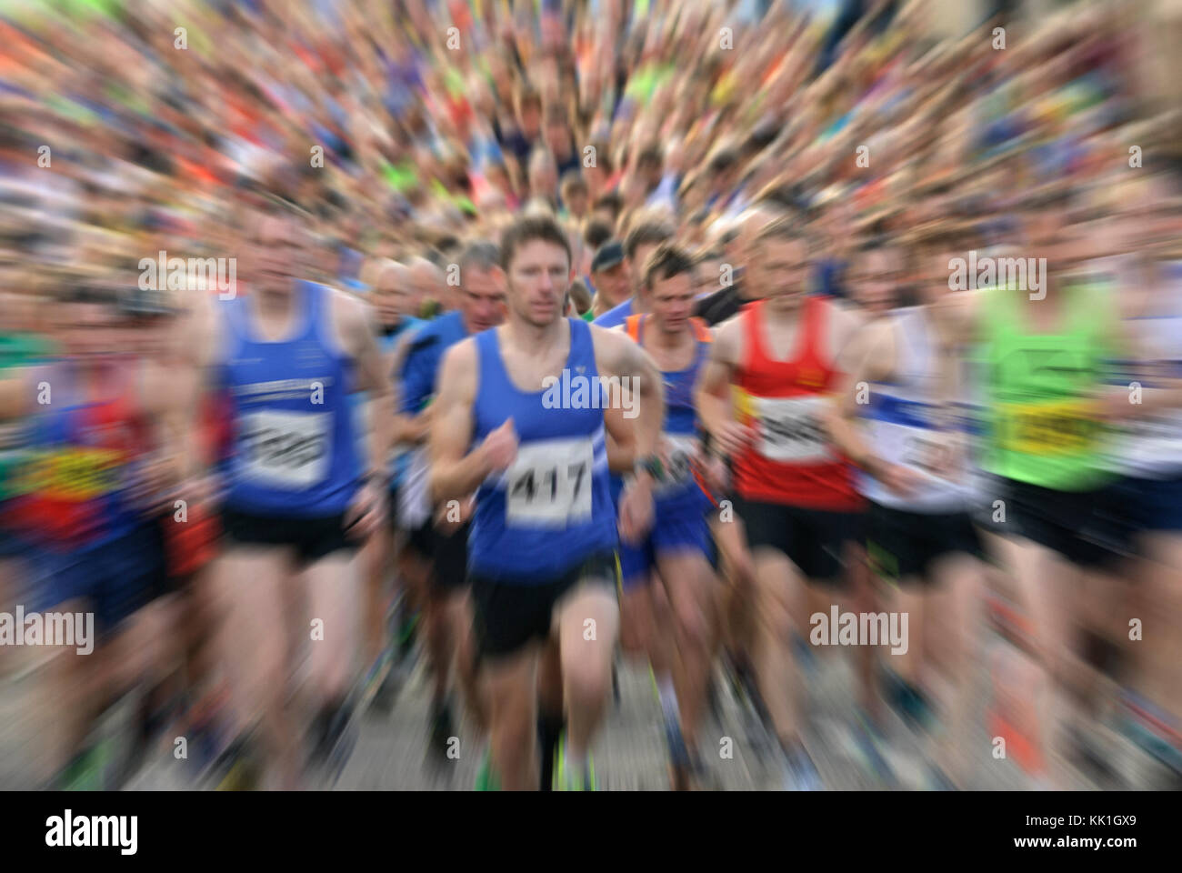 Corridori della maratona all'inizio di una gara, con effetto zoom Foto Stock