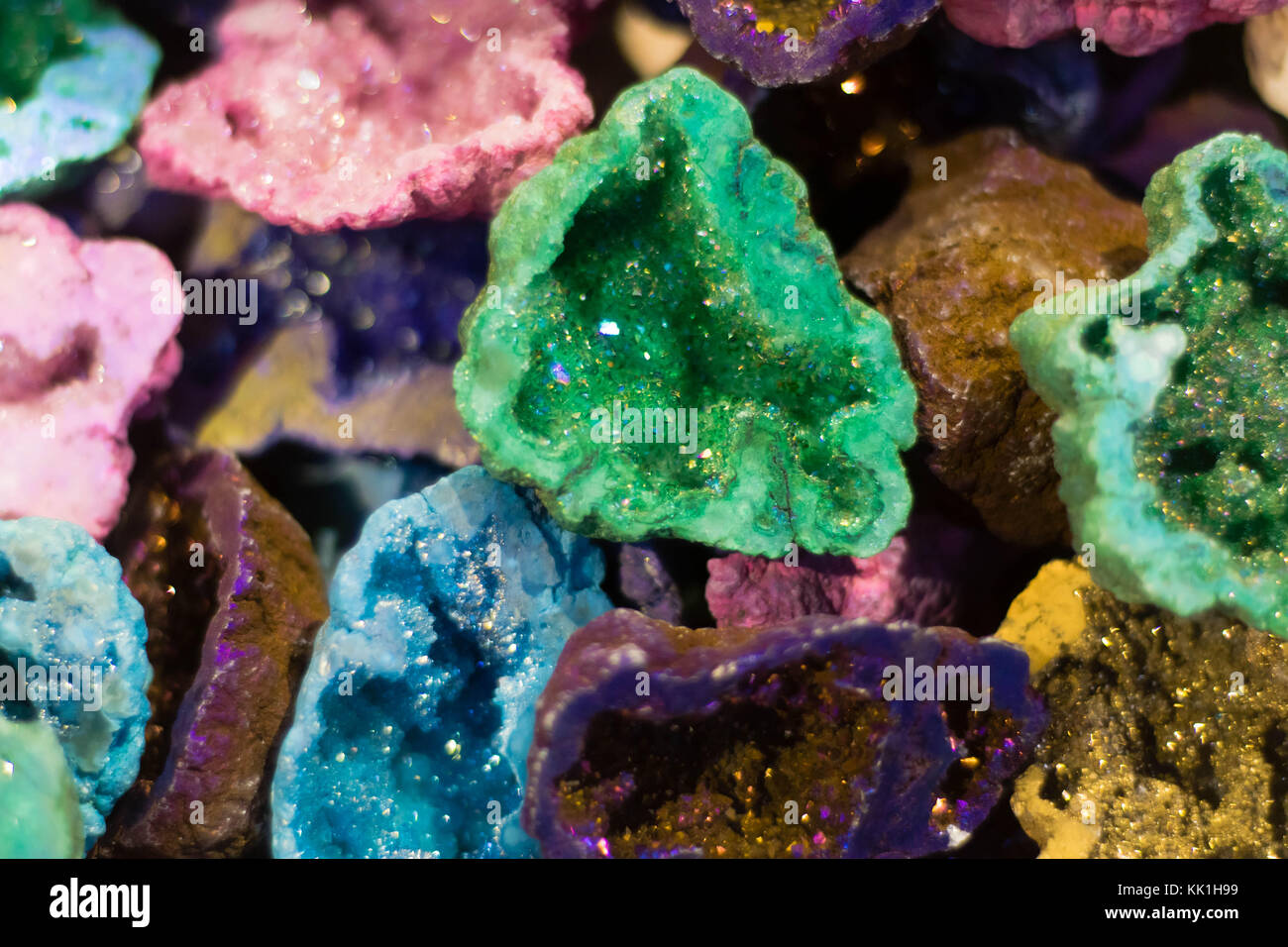 Diversamente colorate, geodes tagliata aperta. brillanti strutture geologiche che mostra di minerali cristallini entro Foto Stock