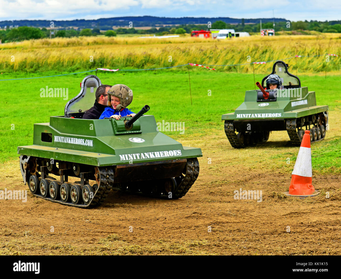 Mini carri armati per ragazzi si adornano in un campo d'assalto nel Northumberland Foto Stock
