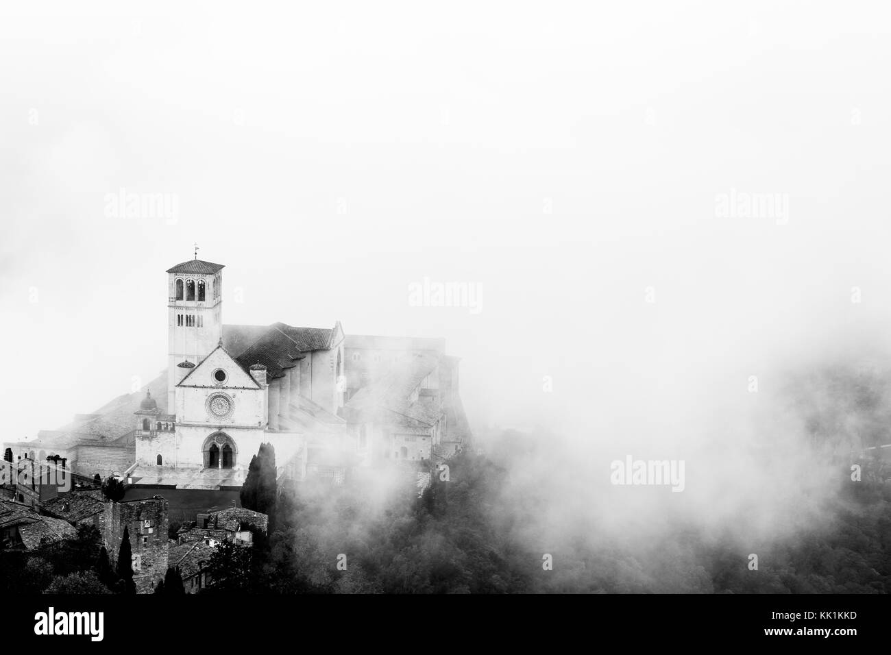 Bellissima vista della Basilica di San Francesco in Assisi nel mezzo di nebbia Foto Stock