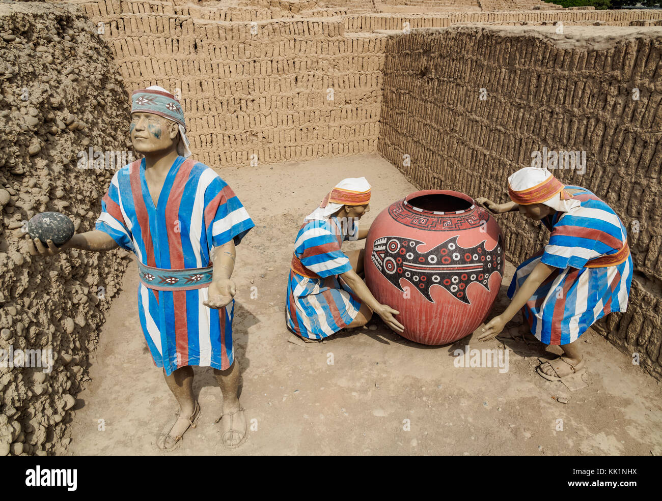 Scena di vita in Huaca Pucllana Piramide, quartiere di Miraflores, Lima, Peru Foto Stock