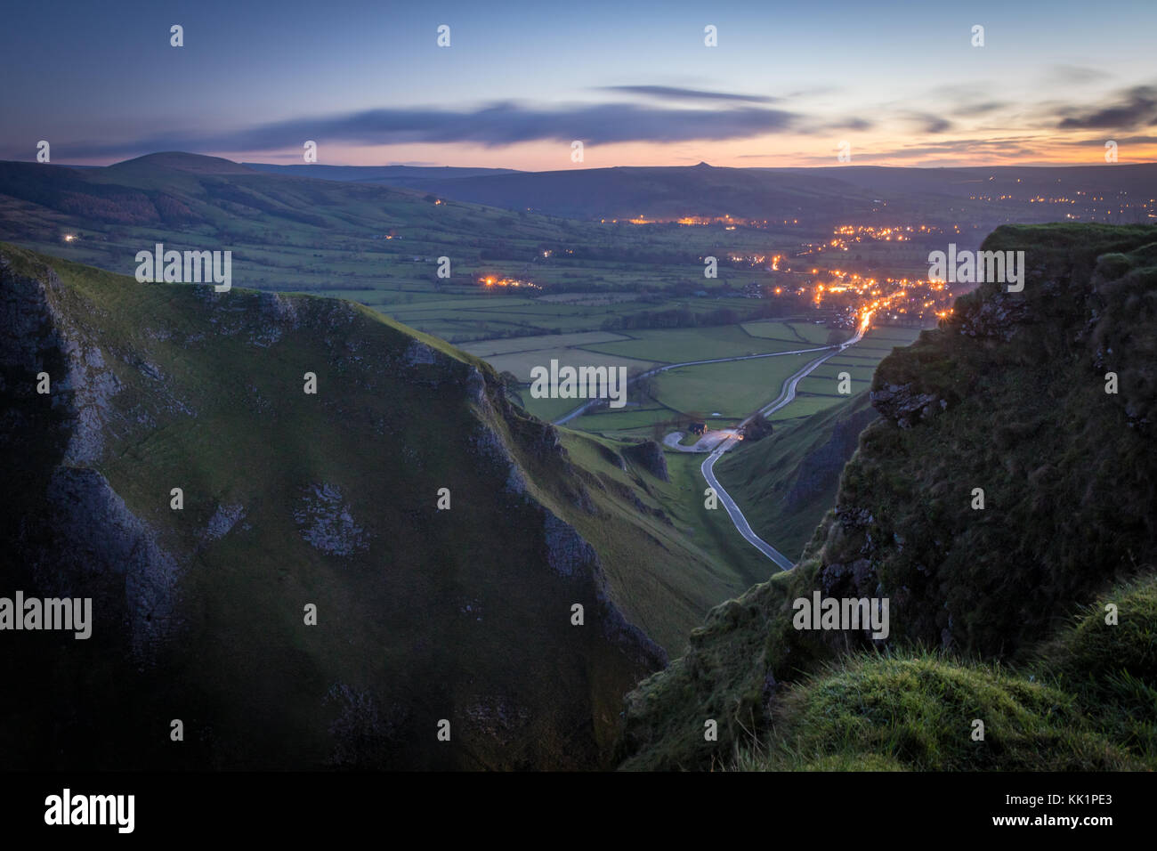 Winnats pass, Peak District all'alba, sunrise, guardando verso la valle di speranza di castleton Foto Stock