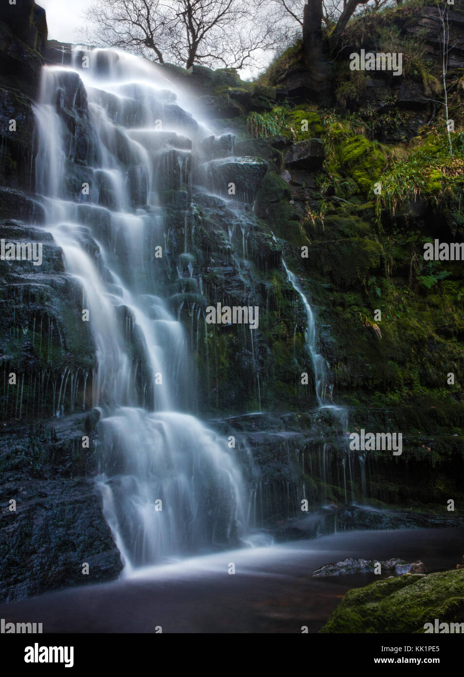 Nera centrale clough cascata, Peak District, High Peak, una lunga esposizione acqua, Ruscello di montagna Foto Stock