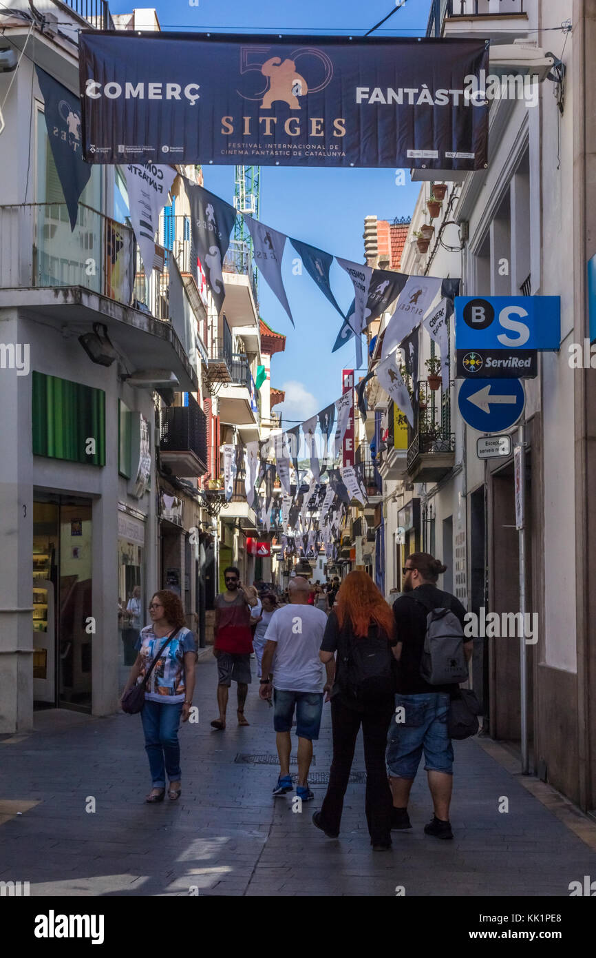 Strada trafficata in Sitges, Spagna durante il festival internazionale del film Foto Stock